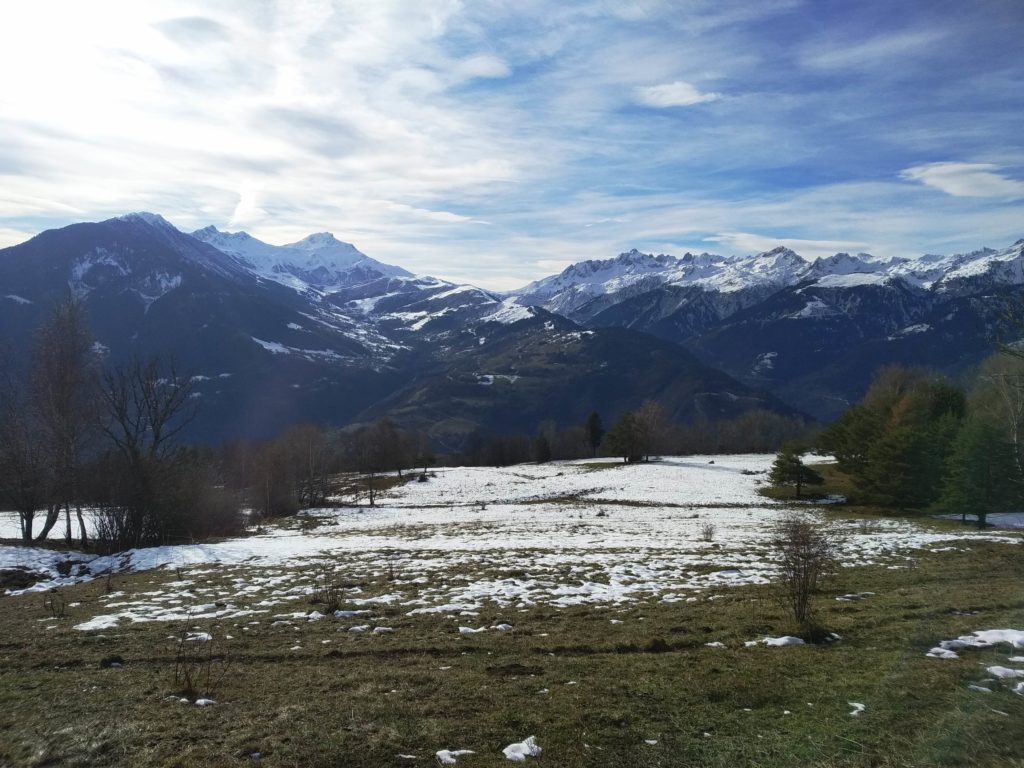 vue sur le massif de La lauziere et le Col de la madeleine